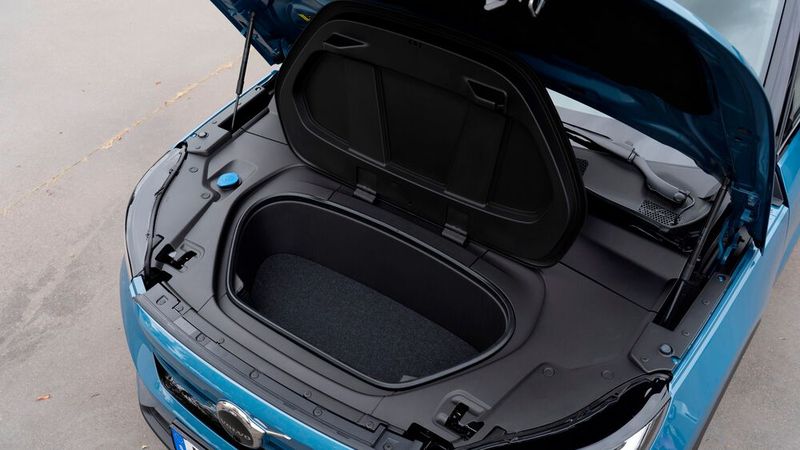 Die zusätzliche Ladefläche unter der Motorhaube lässt sich gut nutzen, um Kabel zu verstauen. (Bild: Volvo)