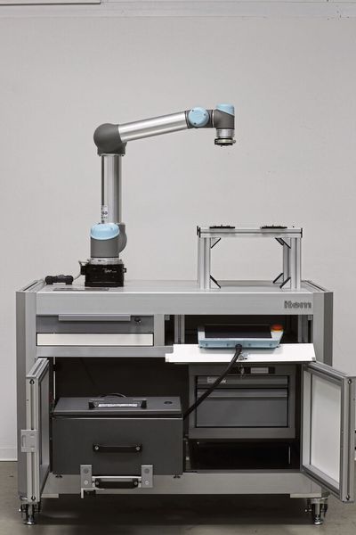 Platz 10: Der Schaltschrank wird in eine Schublade integriert und ist somit komfortabel bedienbar. Auch das Handbediengerät für die Programmierung des Cobots hängt nicht außen an der Konstruktion, sondern wird in einem Fach des Tisches von Item verstaut.  (Bild: Item Industrietechnik GmbH )