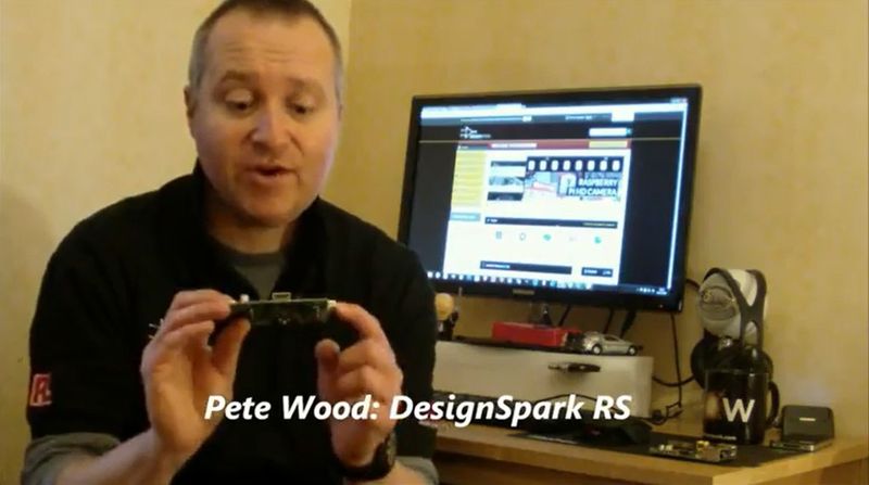 Pete Wood, RS Components erläutert den Raspberry Pi Modell A (Bild: RS Components)