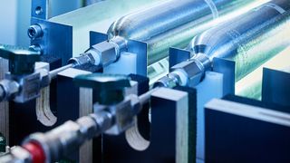 Im Vergleich zu herkömmlichen Druck- oder Flüssigwasserstofftanks sind Metallhydride eine attraktive Lösung, um Wasserstoff bei niedrigen Drücken und moderaten Temperaturen sicher und kompakt zu speichern. (Bild: Hereon/ Christian Schmid)