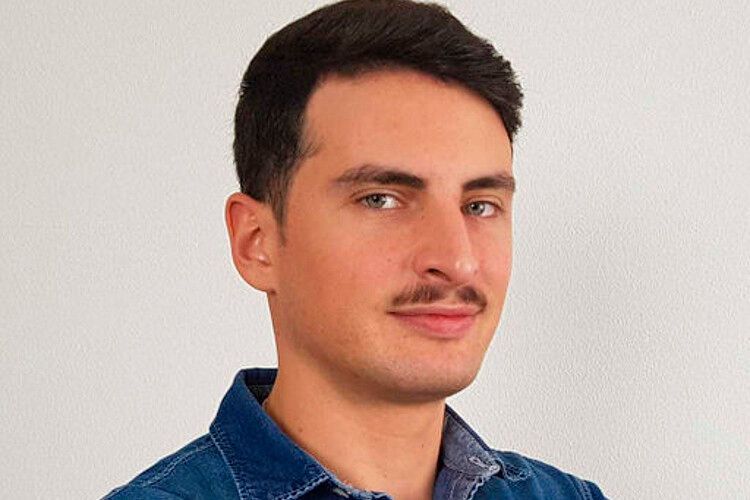 Daniele Di Mitri vom Leibniz-Institut für Bildungsforschung und Bildungsinformation folgt der Fragestellung, wie wir Anwendungen der Künstlichen Intelligenz am besten mit dem Menschen verknüpfen können, um das menschliche Lernen zu unterstützen. Insbesondere bei Covid-19 kann KI dem isolierten Lernen entgegenwirken, indem sie den Zugang zu Bildung erweitert und es Menschen ermöglicht, praktische Fähigkeiten zu trainieren. (privat)