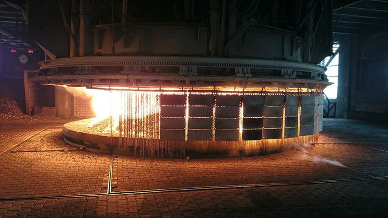 Smarte Fabrik: Lastmanagement in der Siliziumproduktion ist möglich. In den Lichtbogenöfen herrschen Temperaturen von bis zu 2000 Grad. Das kostet Energie. (Bild: Weber)