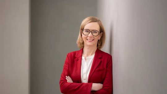 Nach einer wahren Rücktrittswelle bei Thyssenkrupp, soll die bisherige Vorständin Ilse Henne den Posten von Sigmar Gabriel übernehmen. Bertriebsrat und Gewerkschaft sind von den momentanen Vorkommnissen beim Stahlkonzern nicht begeistert. Auch geht die Angst um ...(Bild:  Thyssenkrupp)