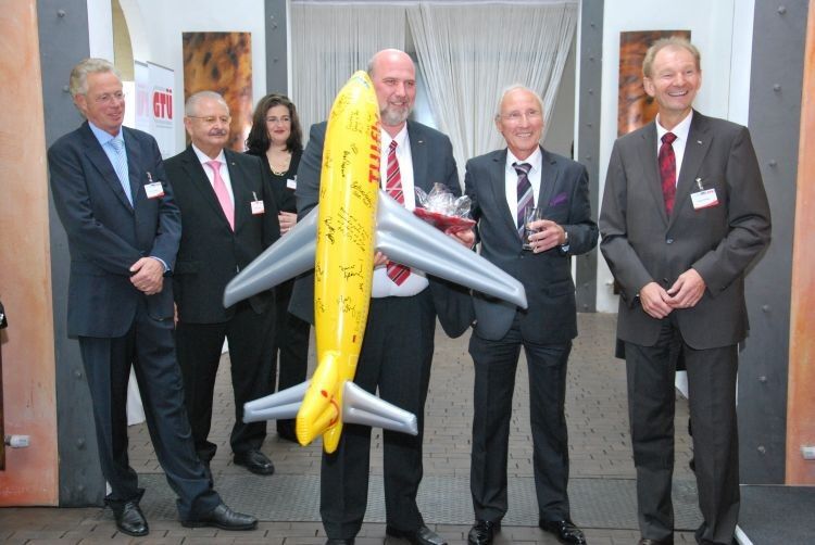 Rainer Süßbier überreichte das Geschenk der GTÜ-Mitarbeiter: Einen Flug der Boeing 747 im Flugsimulator der Lufthansa. (Foto: Wenz)