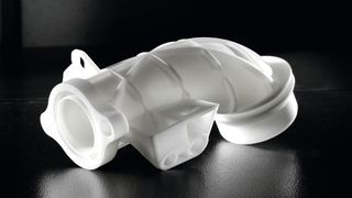 Das Luftkanal-Element mit Klemmnut, Stabilisierungsrippen und Befestigungsflansch wird für den After-Sales-Service gefertigt. (FKM Sintertechnik)