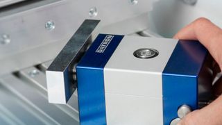 Mit der Kombination aus Kurzhubspannelement und T-Nutenplatte liefert Datron eine pfiffige Hightech-Zeit-Sparlösung (Datron)