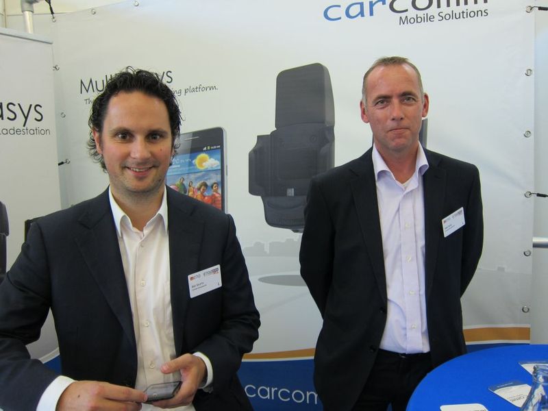 V. l.: Bas Geurts und Rob Dirks, Carcomm, hatten für das Auto die mobilen Solutions. (IT-BUSINESS)