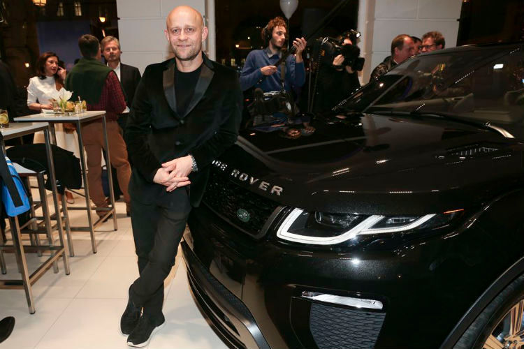 Schauspieler Jürgen Vogel vor dem neuen Range Rover Evoque Cabriolet. (Foto: Jaguar Land Rover)