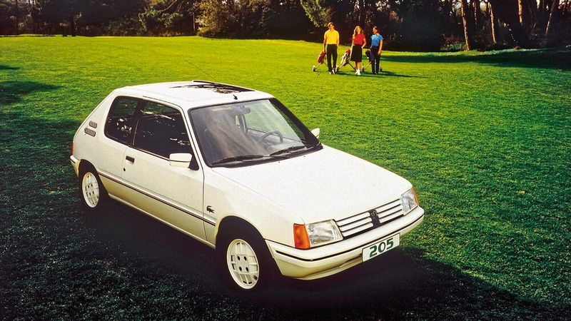 Das Sondermodell Lacoste passte mit seinem grünen Teppich und dem Panoramadach (Serie 1) perfekt in die Achtziger. Im Zuge der Serie 2 gab es mit dem Sondermodell Roland Garros eine weitere Trand-Variante in der Farbe Grün Metallic mit Sitzen in weißem Teilleder und Panorama-Schiebedach. Sie war auch als Cabrio (mit elektrischem Dach) erhältlich. (Bild: Peugeot)