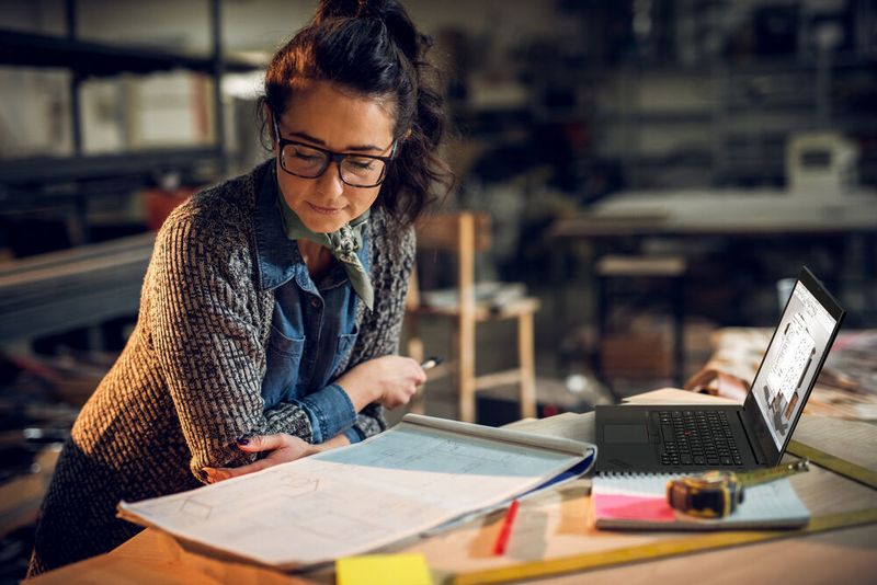 Laut Lenovo ist das Think Pad P1 Gen3 besser denn je, mit aktualisierter Technologie und neuen Verbesserungen des erstklassigen Designs.  (Lenovo/fotostudiocolor24)