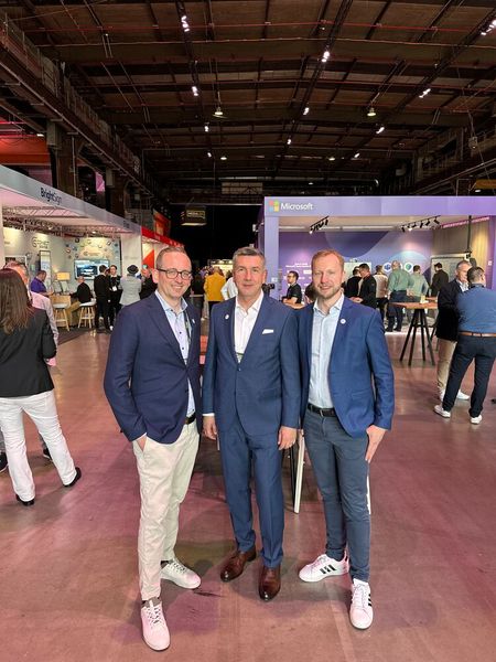 Das Management Team (v. l.) Frederik Bartels und Gerd Holl mit Marketingleiter Norman Winter (Kern & Stelly) freuen sich auf jeden Besucher. (Bild: Vogel IT-Medien GmbH)