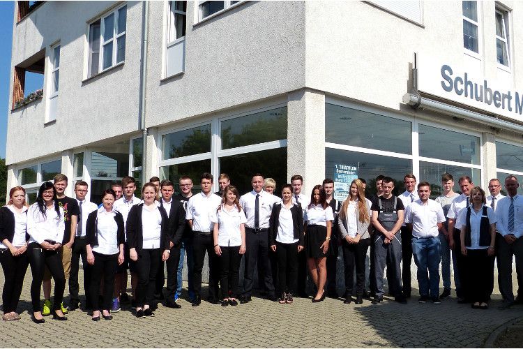 27 junge Frauen und Männer starteten mit einer Einführungsveranstaltung in die Ausbildung bei Schubert Motors. (Foto: Schubert)
