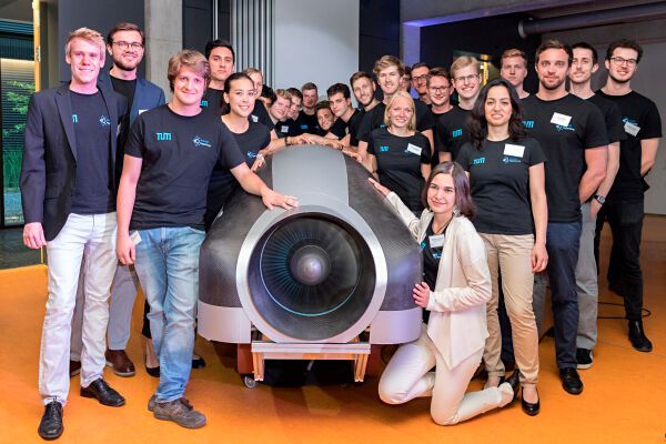 Hyperloop Rollout: das Hyperloopteam mit Project Leader Mariana Avezum vorne rechts kniend (Bild: Uli Benz, TU Muenchen)