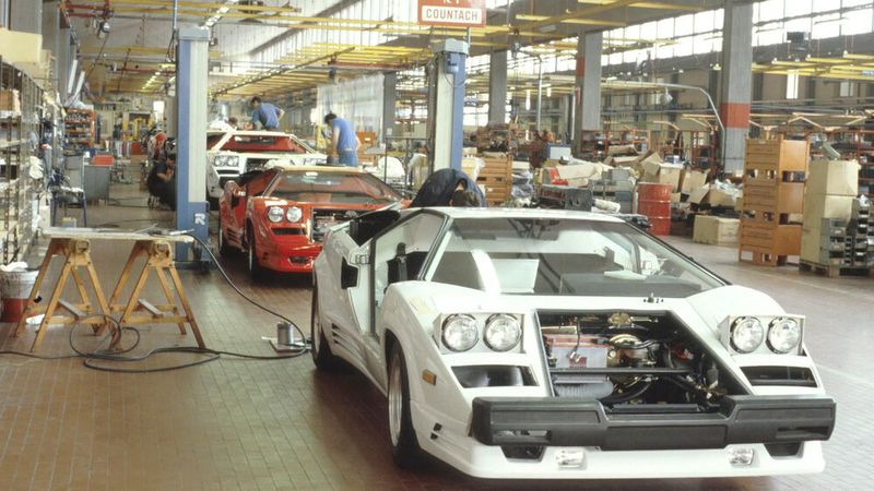 1963 gründete Lamborghini die Firma Automobili Lamborghini. Als Markensymbol wählte er Murciélago, den legendären Stier, der am 5. Oktober 1879 einen Stierkampf mit 24 Lanzenstößen überlebte und daraufhin begnadigt wurde, als Symbol für Stärke. Außerdem war der Stier sein Sternzeichen.  (Bild: Lamborghini)