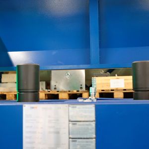Die mechanische Bearbeitung der einzelnen Werkzeugteile erfolgt auf hochpräzisen Maschinen in klimatisierten Hallen. Hohe Präzision macht indes Tuschierpressen nicht überflüssig – Tuschierpressen zeigen, wie die Einzelteile im fertigen Werkzeug im Zusammenspiel funktionieren.   (Bild:  Maschinenmarkt/rw)