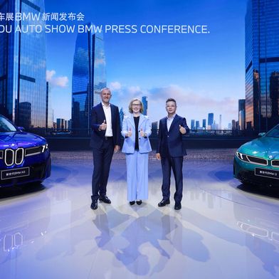BMW hat die beiden Modelle iX3 (links) und i3 (rechts) offiziell in China eingeführt. Der Hersteller setzt große Hoffnung in die E-Autos der Plattform „Neue Klasse“. (Bild: BMW)