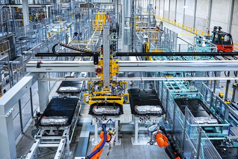 Montage der Hochvoltbatterien im BMW Group Werk Irlbach-Straßkirchen. (Bild: Armin Weigel)