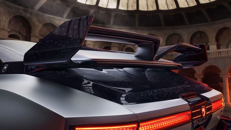 Angesichts der Performance dürfte der auffällige Heckflügel durchaus seine Berechtigung haben. (Bild: Hiphi)