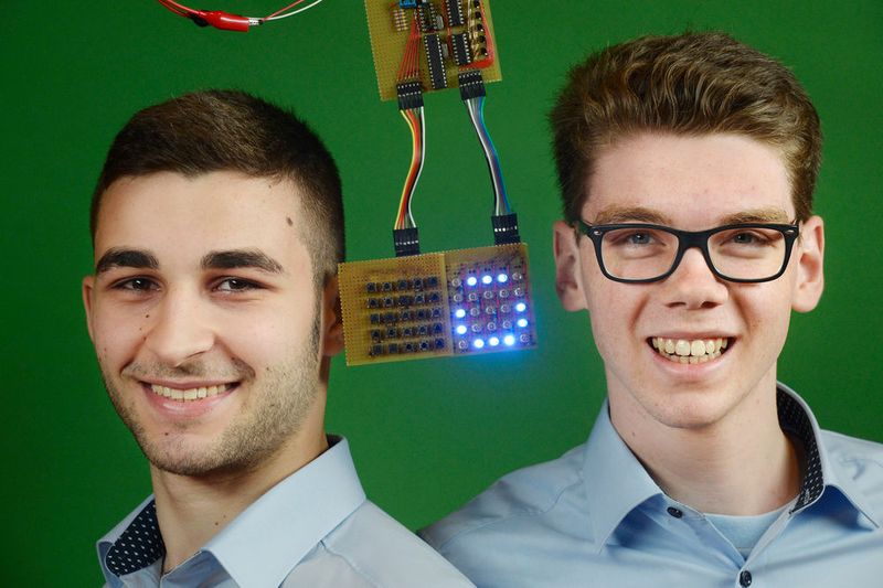 Technische Systeme wie elektronische Steuerungen werden immer größer und komplexer. Alpay Yildiray und Moritz Rocker wagen dagegen einen Blick in die andere Richtung: Wie einfach darf eine Hardware eigentlich aufgebaut sein, damit sie bestimmte Programme noch ausführen kann? Als Aufgabe wählten sie eine Mustererkennung mithilfe selbstlernender künstlicher Intelligenz. Der Prozess läuft dabei so ab: Einlesen der Muster-Signale – Verarbeiten – Ausgeben des erkannten Musters. Die Eingabe erfolgt über ein Netzwerk aus fünf mal fünf Schaltern. Welche davon eingeschaltet sind, wird von einem Mikrocontroller erkannt und durch Leuchten der entsprechenden LEDs im 5x5-LED-Ausgabe-Gitter gezeigt. Für die Programmierung ihres minimal dimensionierten Mikrocontrollers nutzten sie Verfahren der Daten-Komprimierung und neuronaler Netzwerke.  (Bild: Jugend forscht e.V.)