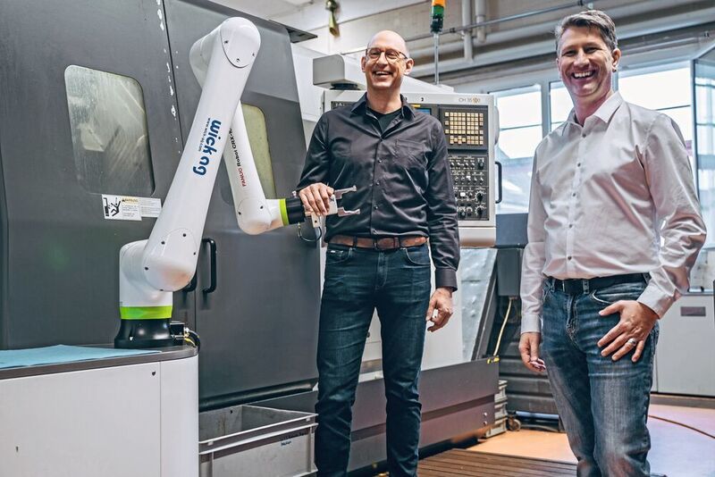 Stefan Rüdisühli (à gauche), directeur de l'usine Emerson, est satisfait du soutien de Guido Lüönd et de Wick AG : « La solution d'automatisation avec le Fanuc CRX nous a convaincus à tous les égards. D'un point de vue actuel, nous ne pouvons pas imaginer une meilleure automatisation pour notre tour CNC Nakamura ». (Fanuc)