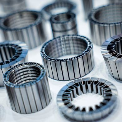Auch die additive Fertigung befruchtet die Schleiftechnikwelt. Das bewies Emuge Franken mit 3D-gedruckten Spannhülsen, die eine flexiblere und deformationsarme Fixierung bei variierenden Bauteilen garantieren. Per FEM ausgelegte Waben- und Mäanderstrukturen helfen dabei. (Bild: VDW / U. Regenscheit)