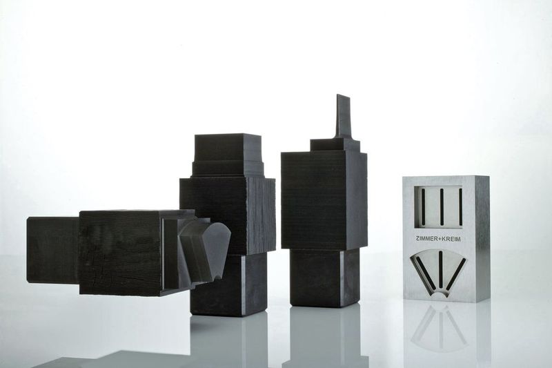 Bild 5: Graphitelektroden (Steg- und Vierkantelektroden) und dazugehöriges Demoteil.  (Bild: ZK)