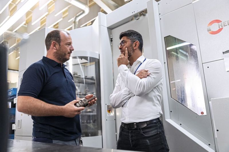 Michael Mangold, Fertigungsleiter bei der Leuka GmbH, und Baris Dogan, Technical Sales Engineer bei Ceratizit, sind zufrieden mit dem neu entwickelten Fräser zur Titanbearbeitung. (Bild: Ceratizit)