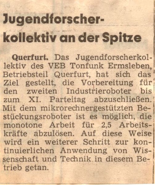 Ein Blick ins Archiv: Alte Zeitungsausschnitte dokumentieren die Entwicklung von VTQ und zeigen, wie das Unternehmen über die Jahre in der regionalen und fachlichen Öffentlichkeit wahrgenommen wurde. Die Sammlung macht sichtbar, dass Unternehmensgeschichte nicht nur aus Produkten, Kennzahlen und Meilensteinen besteht, sondern auch aus vielen kleinen Momentaufnahmen. (Bild: VTQ Videotronik GmbH)