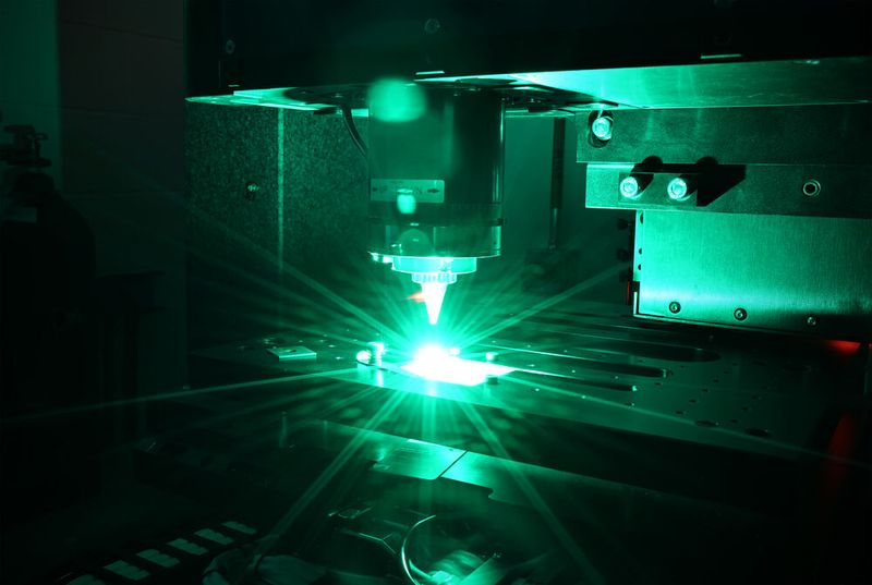 Das Labor ist mit modernster Laser- und Automatisierungstechnik für vielfältige Anwendungen ausgestattet. Kunden können ihre Prozesse im neuen LaserLab praxisnah erproben und gemeinsam mit Aerotech optimieren. (Bild: Aerotech)