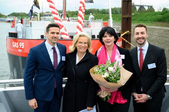 Zur Schiffstaufe gab’ zum obligatorischen Sektflaschenwurf auch noch Blumen (v.l.): Thorben Hensler (VP Global Supply Chain Services BASF), Anke Bestmann (BU Director Gas Shipping HGK Shipping), Birgit Häußermann (Director Business Management C4 & Heavy Cracker Products BASF) und Steffen Bauer (CEO HGK Shipping).(Bild:  HGK Shipping)