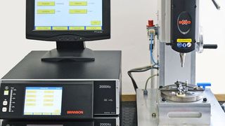 Diese Branson-200X-Ultraschallschweißanlage plus Sonotrodentemperierung, entwickelt am Kunststoff-Institut Leipzig (KUZ) ergänzt die Möglichkeiten zum Fügen von Thermoplasten am KUZ. (KUZ)