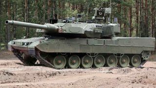 Freie Fahrt für den neuen Kampfpanzer der Bundeswehr. Denn KNDS Deutschland und Rheinmetall haben die offiizielle Genehmigung der Behörden. Das neue Kampfsystem wird inoffiziell als Leopard 3 bezeichnet, ist aber nur eine Überbrückungslösung. Hier mehr dazu ... (Bild: Blazer)