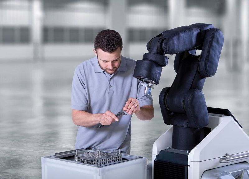 Der mobile Bosch-Produktionsassistent Apas kann dank seiner speziellen Sensorhaut ohne Schutzvorrichtungen in der Produktion direkt mit Menschen zusammenarbeiten. (Bild: Bosch)