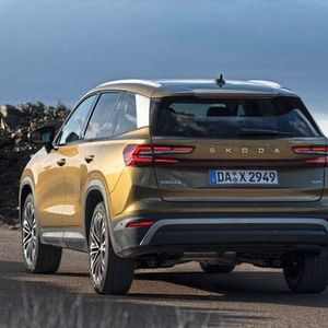 Beim Fünfsitzer kommen 75 Liter an Kofferraum hinzu (jetzt 910 Liter). Liegen die Lehnen flach, sind es 2.105 Liter, 40 mehr als bisher.(Bild:  Skoda)