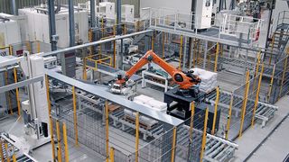 Über zwei parallel verlaufende Produktionslinien erhält der Roboter die zuvor automatisch abgefüllte Sackware zur Palettierung. (Bild: Koch)