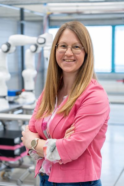 Die Wissenschaftlerin Marietta Menner leitet an der Universität Augsburg das KI-Bildungsprogramm und hat das KI-Zusatzzertifikat für Auszubildende entwickelt. (Bild: Dr. Julia Thurner-Irmler, Universität Augsburg)