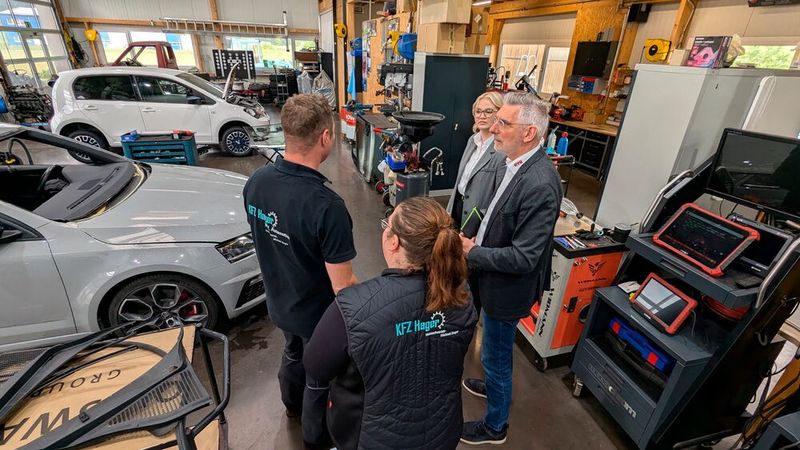 Die Jurymitglieder des Deutschen Werkstattpreises nehmen jeden der Top-Ten-Kandidaten vor Ort persönlich unter die Lupe. Dafür reisen sie jedes Jahr mehrere Tausend Kilometer quer durch die Republik. (Bild: Dominsky – VCG)