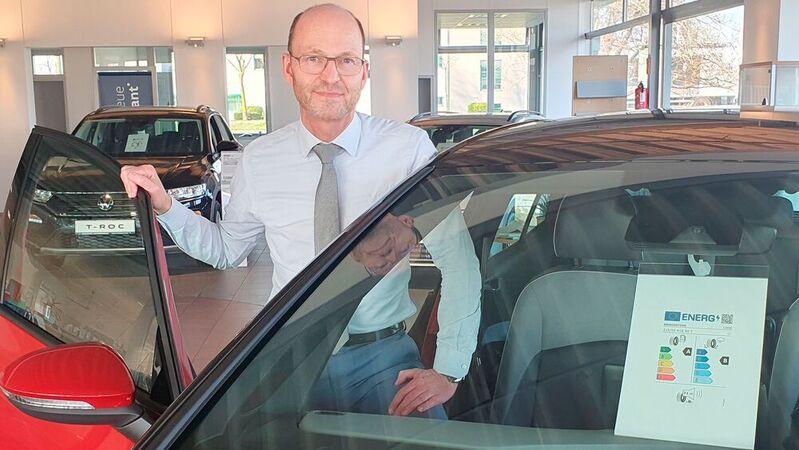 Rafael Sürgers, Geschäftsführer bei Sürgers Automobile, ist einer der ersten Nutzer des Reifenlabel-Tools von Toha. 