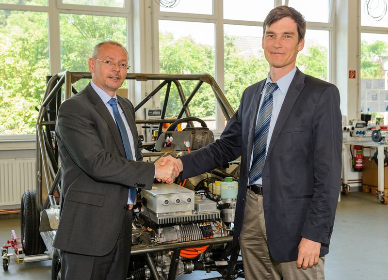 Prof. Armin Schnettler von der zentralen Siemens-Forschung (links) und Prof. Achim Kampker, Geschäftsführer von StreetScooter, haben vereinbart, ein Elektroauto mit einer neuartigen Elektronik- und Software-Architektur auszurüsten. (Siemens)