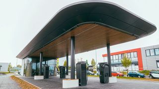 Auf einem Grundstück der Autohaus-Gruppe Spindler eröffnete Porsche Deutschland in diesem Jahr einen Schnelllade-Hub. Davon verspricht sich der Händler auch Impulse für das Porsche-Zentrum Würzburg, das auf der anderen Straßenseite liegt. (Bild: Autohausgruppe Spindler)