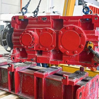 SEW-Eurodrive Chile bevorratet Originalersatzteile und führt im Servicezentrum Antofagasta Wartungen und Instandsetzungen durch, so auch bei diesem Industriegetriebe der Baureihe X.e. (Bild: SEW)