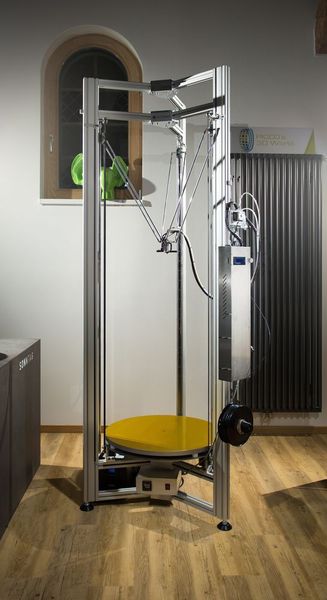 Der DeltaTower wurde eigens zum Druck großer Objekte entwickelt. Seine stabile Rahmenkonstruktion bietet viel Bauraum und durch die bewegliche Aufhängung des Druckkopfes muss das Werkstück beim Druck nicht bewegt werden, so dass auch höhere Schichten exakt gezogen werden können. (Bild: Picco's 3D World)