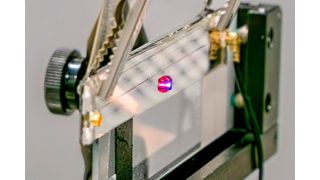 Demonstrator mit NV-Diamant mit roter Photolumineszenz durch OLED angeregte NV-Zentren. (Bild: Fraunhofer IPMS)