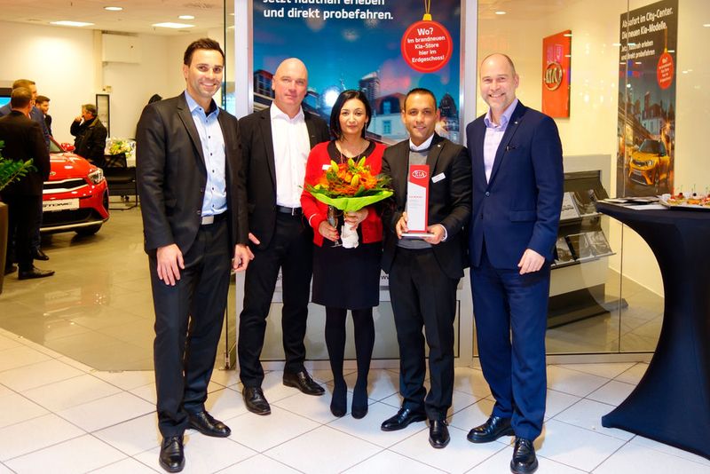 Von links: Gregory Hedderich, Manager des City-Centers Chorweiler, Steffen Cost, Geschäftsführer von Kia Motors Deutschland, die Betreiber Lirije Bekirovska und Bajram Bekirovski sowie Christoph Stadler, Direktor Vertrieb bei Kia Motors Deutschland. (Bild: Wehner / »kfz-betrieb«)