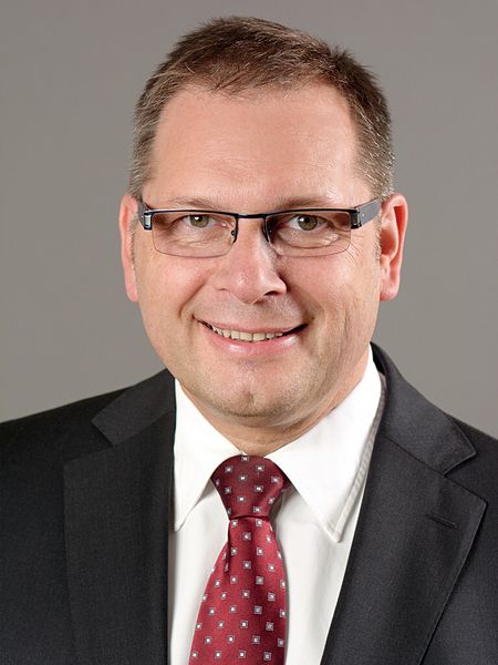 „Der deutschsprachige Markt für Arzneimittel ist der größte in Europa, die deutschen Hersteller von Medizinprodukten sind in vielen Sparten führend – unsere Mitbürgerinnen und Mitbürger können also auch eine starke deutsche Regulierungsbehörde erwarten“, verspricht Prof. Karl Broich, der neue Präsident des BfArM. (BfArM)