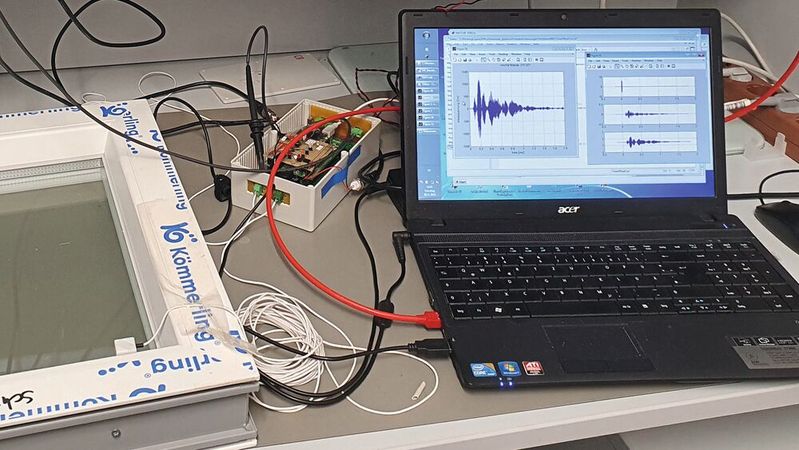 Das IMMS führt im Rahmen des Projekts RGBS verschiedene Voruntersuchungen für einen sensibleren und robusteren Glasbruchsensor durch und nutzt dafür bereits am Markt erhältliche Glasbruchsensoren von Schmeissner.(Bild:  IMMS)