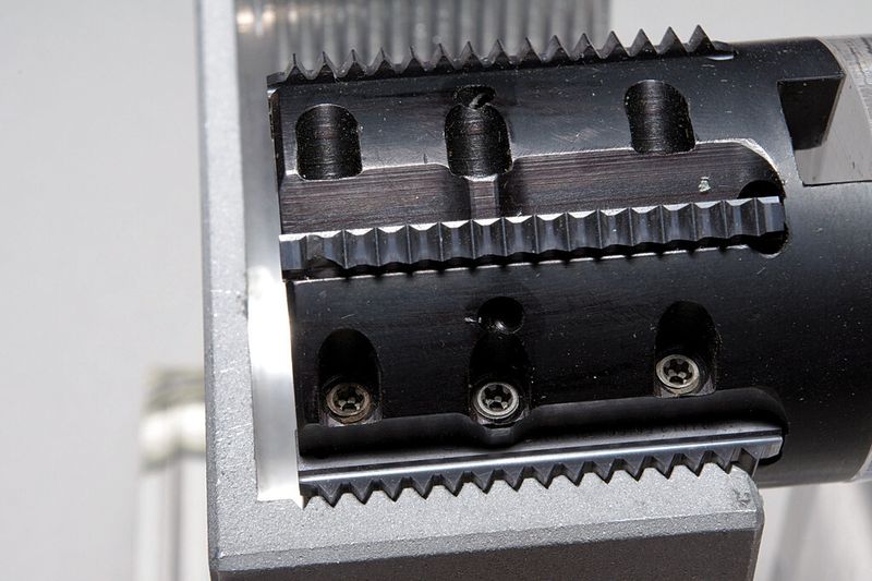 Bild 2: Werkzeug im Eingriff: Die Gewindefräswerkzeuge schaffen mit einem Satz Schneidplatten über 500 Werkstücke. (Bild: Vargus)