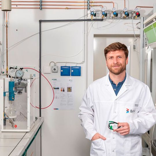 Tim Fellinger und sein Team bauen im Batterietestzentrum der BAM eine leistungsstarke Kernspinresonanzspektroskopie auf. Tim Fellinger und sein Team bauen im Batterietestzentrum der BAM eine leistungsstarke Kernspinresonanzspektroskopie auf.