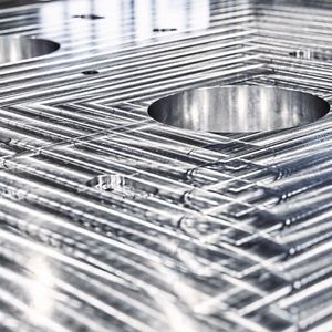 Durch Eloxieren (Schutzanodisieren) erzeugt alimex eine kontrollierte Schutzschicht (50 bis 5000-fache Dicke der natürlichen Oxidationsschicht), die den Aluminiumcharakter verbessert und das Material schützt. 