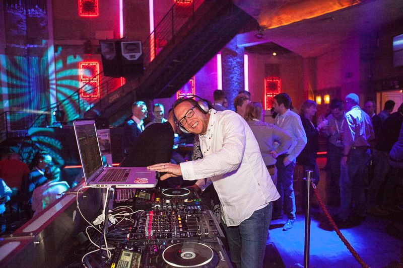 Tagsüber APC-Key-Account-Manager, nachts DJ: An den Turntables der Düsseldorfer Nachtresidenz heizt Stefan Knerrich den Gästen ein. (Astrid Piethan)
